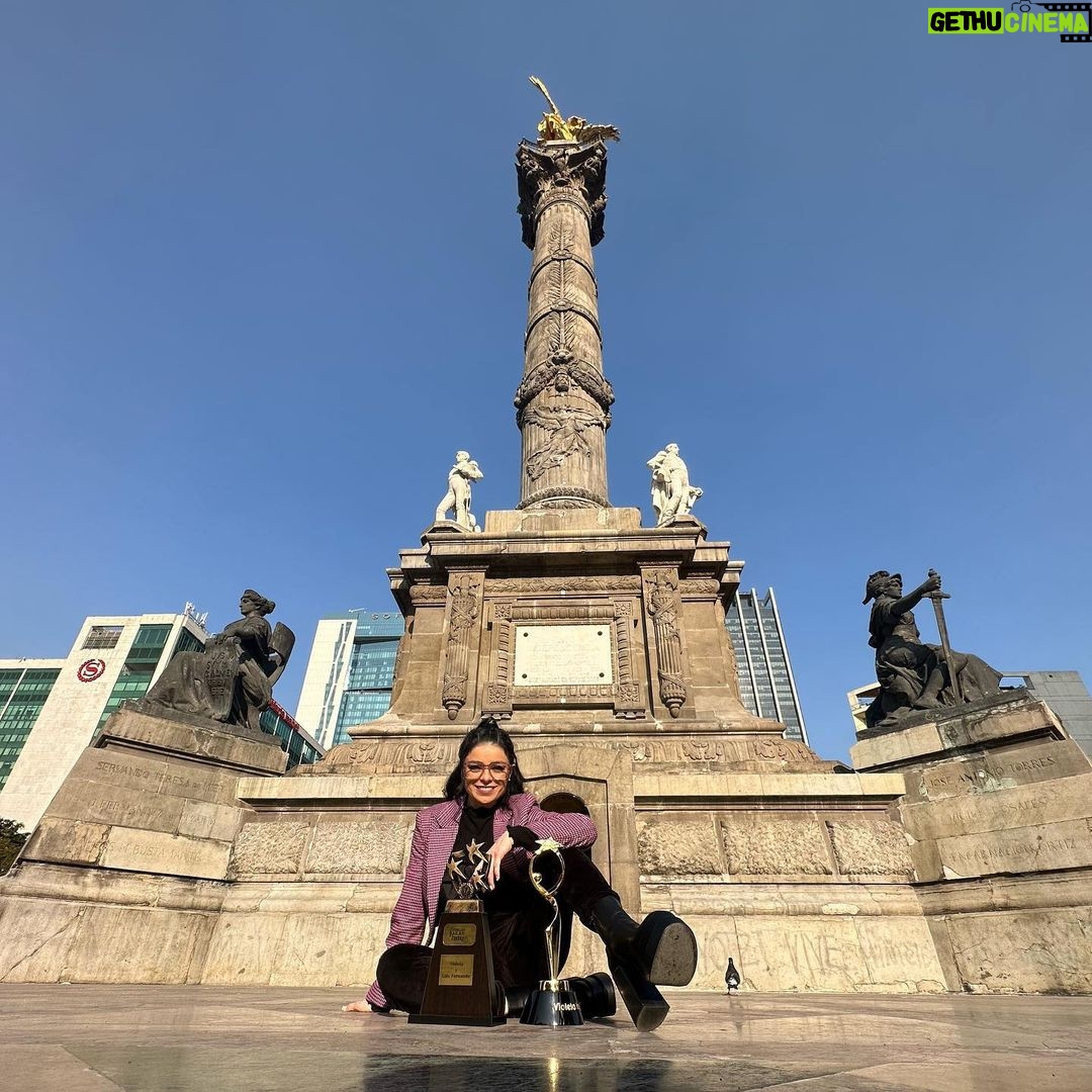 Violeta Isfel Instagram - #tbt de cuando ganamos el bicampeonato de @lasestrellasbailanenhoy Me sentí tan feliz, agradecida y orgullosa de todas la pruebas que superé en este maravilloso reality, que fui a celebrarlo en el #angeldelaindependencia de la #cdmx Gracias @luisfernandop_mx @memotellez_coreografo @cinthya.dom @gus.escalera @raymixmusic y por supuesto gracias @andy___rodriguez y a todo tu súper #staff y equipo de producción del @programahoy por la experiencia más extraordinaria de mi vida 😍 Los amo y llevo en mi corazón siempre. Pero sobre todo gracias a ti que lees, votaste y gracias a tu cariño 🫶🏻 nos hiciste bicampeones. Mucho éxito para a todos los nuevos integrantes en esta temporada que comienza. ¡Disfruten al máximo! ¿Tienes algún recuerdo de la temporada 3 o de la temporada campeón de campeones de #lasestrellasbailanenhoy? #violetaisfel #colecccionandoexperiencias Ángel de la Independencia