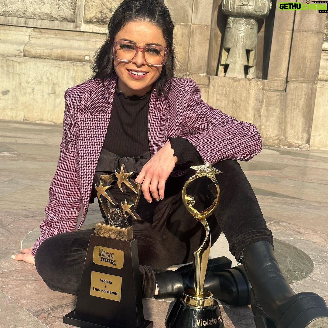 Violeta Isfel Instagram - #tbt de cuando ganamos el bicampeonato de @lasestrellasbailanenhoy Me sentí tan feliz, agradecida y orgullosa de todas la pruebas que superé en este maravilloso reality, que fui a celebrarlo en el #angeldelaindependencia de la #cdmx Gracias @luisfernandop_mx @memotellez_coreografo @cinthya.dom @gus.escalera @raymixmusic y por supuesto gracias @andy___rodriguez y a todo tu súper #staff y equipo de producción del @programahoy por la experiencia más extraordinaria de mi vida 😍 Los amo y llevo en mi corazón siempre. Pero sobre todo gracias a ti que lees, votaste y gracias a tu cariño 🫶🏻 nos hiciste bicampeones. Mucho éxito para a todos los nuevos integrantes en esta temporada que comienza. ¡Disfruten al máximo! ¿Tienes algún recuerdo de la temporada 3 o de la temporada campeón de campeones de #lasestrellasbailanenhoy? #violetaisfel #colecccionandoexperiencias Ángel de la Independencia