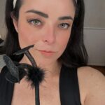 Violeta Isfel Instagram - ¿ Te gustaría tener tu #PlumaAntoByVioletaIsfel ? Es súper fácil, escribe por DM a la cuenta de mi hermana @krisna.dasi y ella te guiará para poder conseguir tu pluma 100% original, con tu súper certificado de autenticidad y así poder sentirte aun más DIVINX de lo que ya eres. #violetaIsfel #2000sxsiempre México