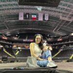Violeta Isfel Instagram - Sólo puedo decir ¡GRACIAS, GRACIAS, GRACIAS! Te disfrute al máximo #MTY Gracias @boboproducciones @arenamtyoficial y a mi esposhito @rb7802 por las geniales fotos. ¿Pudiste acompañarnos en Monterrey? #Violetaisfel #plateado #arena #2000sxsiempre #divinas Arena Mty