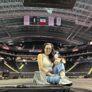 Violeta Isfel Instagram - Sólo puedo decir 
¡GRACIAS, GRACIAS, GRACIAS! 
Te disfrute al máximo #MTY

Gracias @boboproducciones @arenamtyoficial y a mi esposhito @rb7802 por las geniales fotos.

¿Pudiste acompañarnos en Monterrey? 

#Violetaisfel #plateado #arena #2000sxsiempre #divinas