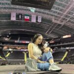 Violeta Isfel Instagram - Sólo puedo decir ¡GRACIAS, GRACIAS, GRACIAS! Te disfrute al máximo #MTY Gracias @boboproducciones @arenamtyoficial y a mi esposhito @rb7802 por las geniales fotos. ¿Pudiste acompañarnos en Monterrey? #Violetaisfel #plateado #arena #2000sxsiempre #divinas Arena Mty