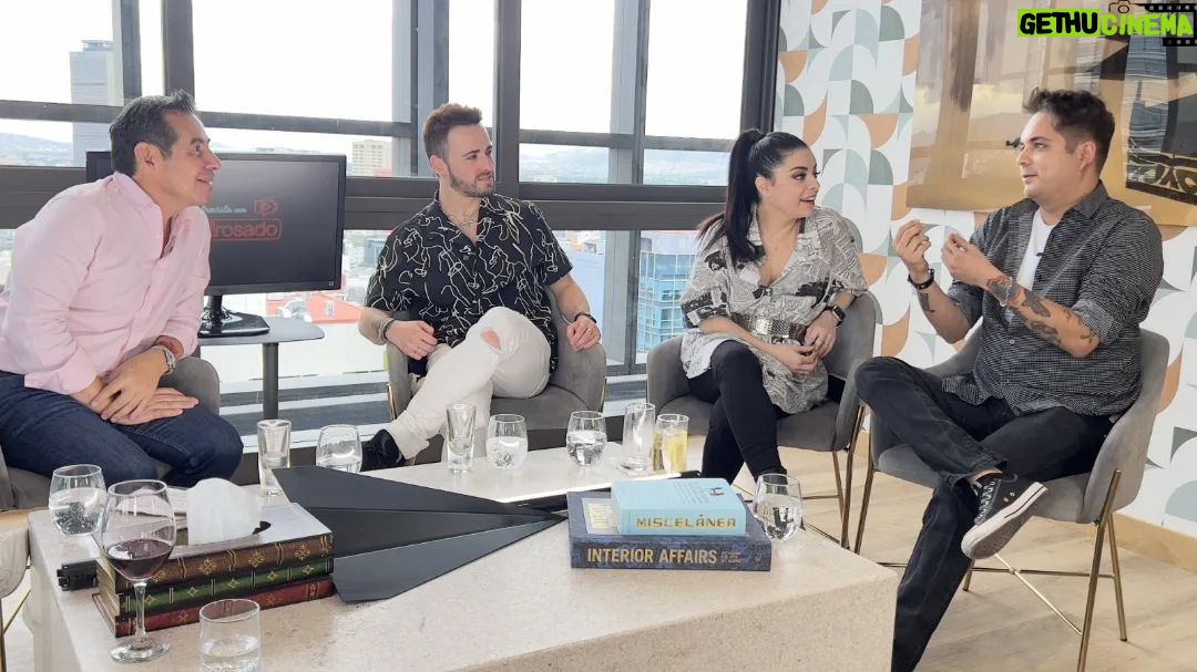 Violeta Isfel Instagram - Esta tarde en #LaEntrevista una charla llena de recuerdos que los trasladaran a una de las mejores épocas de su vida, la infancia. ESTRELLAS INFANTILES, ÍDOLOS con los que CRECIMOS 📺🎤🧒👧💙 @lalujans @yuremrojas @martinricca1 @violetaisfel @fabianchaveztv @2000sxsiempre #Publicidad