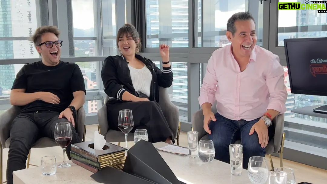 Violeta Isfel Instagram - Esta tarde en #LaEntrevista una charla llena de recuerdos que los trasladaran a una de las mejores épocas de su vida, la infancia. ESTRELLAS INFANTILES, ÍDOLOS con los que CRECIMOS 📺🎤🧒👧💙 @lalujans @yuremrojas @martinricca1 @violetaisfel @fabianchaveztv @2000sxsiempre #Publicidad
