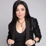 Violeta Isfel Instagram - Simplemente Yo, sintiendo inmensa gratitud. ¿Qué título le pondrías a cada foto? #violetaisfel #mujer #coleccionandoexperiencias #negro #natural Excelente sesión gracias a @oscarponcemx y @2000sxsiempre #maquillaje Yo #outfit Yo México