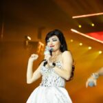 Violeta Isfel Instagram - No hay palabras para describir la emoción y la forma en que mi alma se lleno de dicha y amor 🥰 Sólo puedo decir GRACIAS, GRACIAS, GRACIAS querido público por llevarnos en un pedacito de su corazón ♥️ Gracias @boboproducciones y todo su súper Staff por hacer esto posible e invitarme a formar parte. Gracias @gabolojero y @charlieverse___ por hacerme esa llamada y pensar en mi cuando todo esto sólo parecía una aventura y ahora es una extraordinaria realidad, los amo ❤️. Gracias @angelito_bernal_ por hacerme lucir taaaan hermosa 🤩 tienes las manos más mágicas del mundo. Gracias @stefiiga22 por encargarte de revivir a Antonella con ese pelatzo te adoro hermosa 😘. Gracias hermosas #divinas @danieeibanez y @nashla22 por su entrega y amor, disfrute muchísimo volver a compartir el escenario con ustedes, Las amo ❤️. Gracias a mis hermosos #2000sXSiempre @lalujans @martinricca1 @griselmargarita.actriz @marthasabrinamx @fabianchaveztv @danielaaedo @roberto_marin_17 @naidelynng @ramirotorresn que honor compartir todo este mágico viaje lleno de ensayos, charlas, risas y amor 🥰 por el escenario les amo mucho. Gracias @ariborovoy y @jackborovoy75 por creer en nosotros y darnos esta oportunidad que vale oro 💛. Gracias al súper equipo @doble.sync @soyalexisroldan y @danpozi que fotos tan increíbles tomaron 🩷 Gracias hijo @omar.isfel por emocionarte y compartir este gran momento juntos, te amo ❤️ Gracias esposhito @rb7802 por ser mi estabilidad, mi cable a tierra, por tus hermosos abrazos 🫂 y detalles, pero sobre todo gracias por siempre apoyarme para simplemente ser yo te amo ❤️😘 Gracias @lsv83 @krisna.dasi @charlypinedajr por ser mi familia, acompañarme y apoyarme en todas mis aventuras, los amo mucho ❤️ ¡NOS VEMOS EN LA GIRA @2000sxsiempre a partir de Marzo del 2024! #VioletaIsfel #coleccionandoexperiencias #blanco #concierto #arenacdmx Arena CDMX