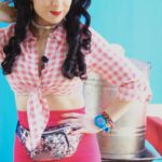 Violeta Isfel Instagram - Coqueta, honrada, y muy enamoradiza pero su corazón ya tiene dueño... ¿quién será? Conoce a Polly en el gran estreno del #ElPríncipeDelBarrio, domingo 2 de julio, 7:30 p.m por #LasEstrellas