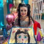 Violeta Isfel Instagram - Así celebramos mi precumpleaños en las grabaciones de #ElPríncipeDelBarrio Gracias jefa @maria.nogueron a todo el staff y produccion, por compartir esta gran aventura juntos, pero sobre todo gracias por hacerme sentir tan amada ♥️ ¡FELIZ CUMPLEAÑOS A MI 🎂! #violetaisfel #cumpleaños Mexico City, Mexico