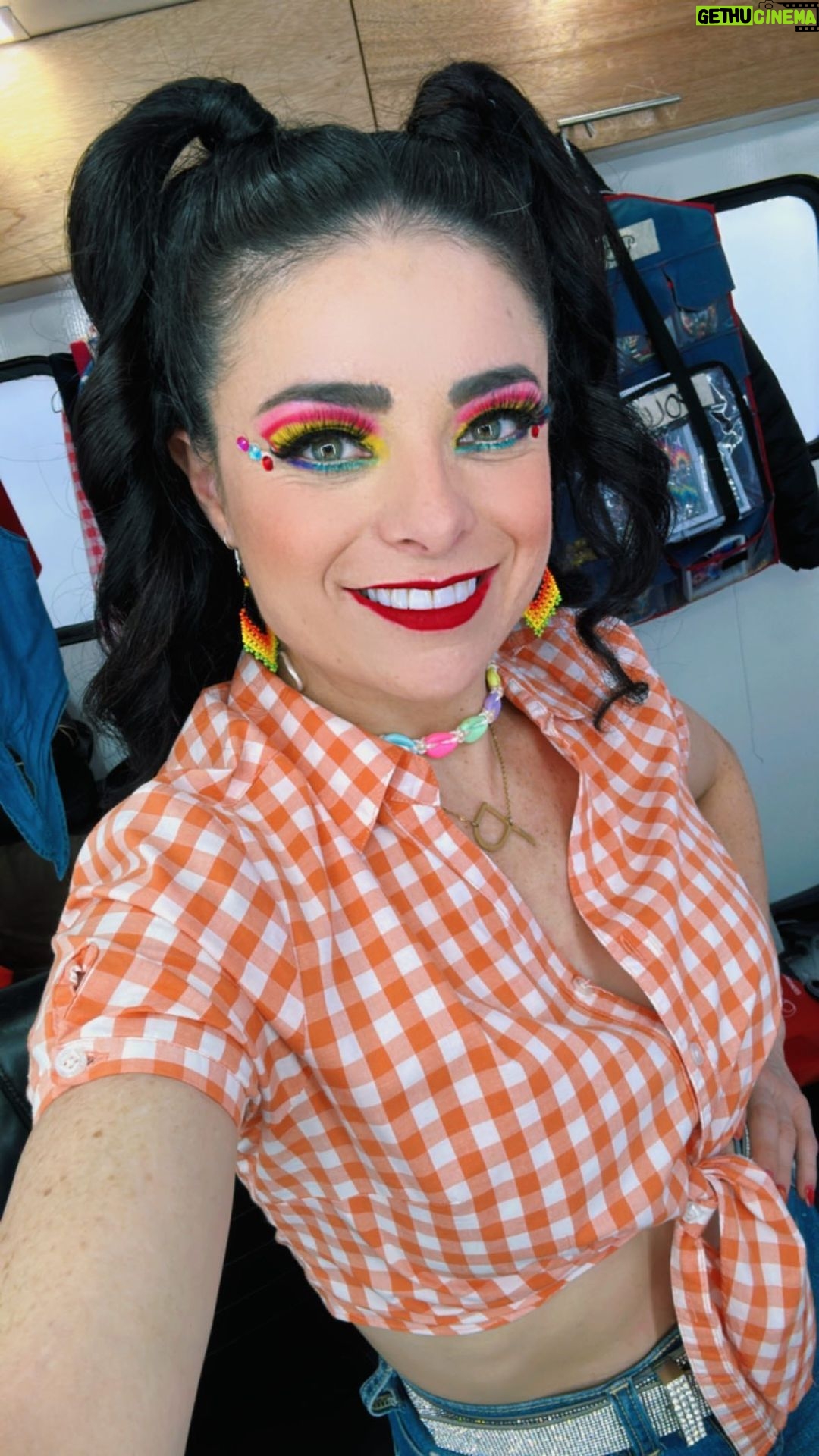 Violeta Isfel Instagram - ¡Heeeey mis amoreees! Hoy quiero invitarlos a moverse, hay que aprovechar cada momentito que tenemos para poder llenar de endorfinas nuestro cuerpo. Yo aprovecho en las grabaciones de #ElPríncipeDelBarrio ¿Ya se movieron hoy? @rexonamx #RexonaNoTeAbandona Mexico City, Mexico