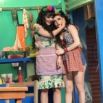 Violeta Isfel Instagram - @maribelguardia se que no hay palabras adecuadas en estos momentos. Sólo quiero expresarte mi gratitud. Gracias por tu fortaleza, gracias por tu cariño, gracias por ser la luz en el camino de tantas personas que te adoramos con el alma y el corazón. Me siento muy bendecida porque la Divinidad me permitió acompañarte, abrazarte y compartir el lugar que se, también, de alguna manera, reconforta el alma: “EL ESCENARIO” Te admiro y respeto aún más que antes. Gracias por todo lo que me enseñas con respecto a ser amorosos y honorables en la vida, por el simple hecho de ser como eres. Reiteró, te adoro ❤️ no estás sola, estoy aquí para ti siempre. #violetaisfel #mujer #abrazo #compañia #teatro #amor