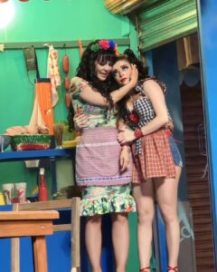 Violeta Isfel Instagram - @maribelguardia se que no hay palabras adecuadas en estos momentos. Sólo quiero expresarte mi gratitud. Gracias por tu fortaleza, gracias por tu cariño, gracias por ser la luz en el camino de tantas personas que te adoramos con el alma y el corazón. Me siento muy bendecida porque la Divinidad me permitió acompañarte, abrazarte y compartir el lugar que se, también, de alguna manera, reconforta el alma: “EL ESCENARIO” Te admiro y respeto aún más que antes. Gracias por todo lo que me enseñas con respecto a ser amorosos y honorables en la vida, por el simple hecho de ser como eres. Reiteró, te adoro ❤️ no estás sola, estoy aquí para ti siempre. #violetaisfel #mujer #abrazo #compañia #teatro #amor