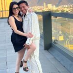 Violeta Isfel Instagram - Es imposible no sonreír a tu lado. Te amo ❤️ esposhito. Gracias por organizar tu vida, tu trabajo y lo más importante tu tiempo para poder disfrutar las experiencias más extraordinarias #juntos #violetaisfel #monterrey #humor #amor #esposos Monterrey, Nuevo Leon, Mexico