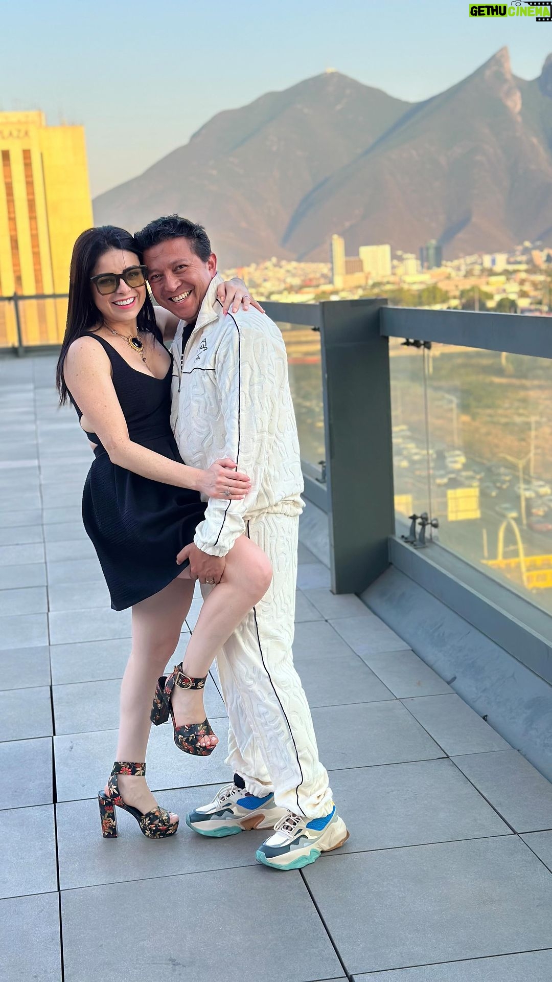 Violeta Isfel Instagram - Es imposible no sonreír a tu lado. Te amo ❤️ esposhito. Gracias por organizar tu vida, tu trabajo y lo más importante tu tiempo para poder disfrutar las experiencias más extraordinarias #juntos #violetaisfel #monterrey #humor #amor #esposos Monterrey, Nuevo Leon, Mexico