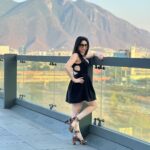 Violeta Isfel Instagram - Que orgullosa me siento de ser mexicana 🇲🇽 Gracias por tanto cariño #monterrey Disfrute cada momento y esta hermosa vista de su emblemático #cerrodelasilla ¿Qué foto te gusto más? ¿Ya conoces Monterrey? #violetaisfel #vestido #negro #tacones #lentes Escenario GNP Seguros