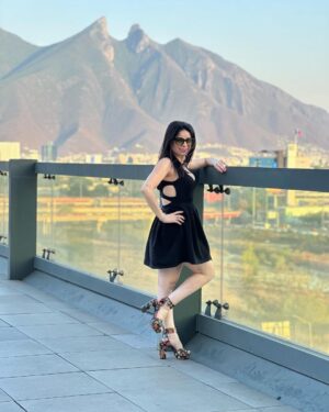 Violeta Isfel Instagram - Que orgullosa me siento de ser mexicana 🇲🇽 
Gracias por tanto cariño #monterrey 
Disfrute cada momento y esta hermosa vista de su emblemático #cerrodelasilla 

¿Qué foto te gusto más? 
¿Ya conoces Monterrey? 

#violetaisfel #vestido #negro #tacones #lentes