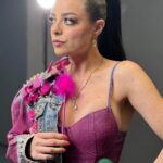 Violeta Isfel Instagram - Un día descubres que cuando sentiste no tener nada, lo tenías todo; simplemente tenías que trabajar en ti misma para reencontrarte. Hoy quiero agradecer a #VioletaIsfel por ser esta Divina mujer que a través de su esfuerzo, honorabilidad y amor por encontrarse, me permite vivir las experiencias más extraordinarias que este mundo nos puede ofrecer. Gracias por ser orgullosamente esta mujer que eres hoy, disfrutando y materializando tus sueños, coleccionando pequeños momentos presentes. Gracias amado público por querer tanto a esta pequeña niña que soñaba con honrarlos, quien hoy, siendo esta mujer; le llenan el alma con cada aplauso, sonrisa, carcajada, abrazo, mirada, mensaje y palabra que comparten con ella. TE AMO 💜 VIOLETA. Gracias @boboproducciones @gabolojero @charlietrejo___ @maria.nogueron @jackborovoy75 @ariborovoy @sonsalsco por hacer este momento posible. Gracias @trejoandi por este gran vestuario. Gracias @fanykeys @drumsantanamx @car_lopez_bass y @ulisesortega_ por acompañarme con sus instrumentos en este gran momento. Gracias @marianocm10 por traer este gran tema a la actualidad. #8m #díainternacionaldelamujer #diadelamujer Descarga la canción “TODO Y NADA” en el link de mi biografía. 👆🏻 Arena CDMX