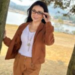 Violeta Isfel Instagram - En tus manos esta ser la mujer que tú quieras ser. Me miro en estas fotos y sólo puedo decir GRACIAS 🙏🏻 ¿Qué foto prefieres de la 1 a la 7? ¿Que nombre le pondrías a cada foto? #violetaisfel #amorpropio #lentes #cafe #lago #naturaleza #mujer La Marquesa