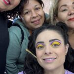 Violeta Isfel Instagram - Feliz con mi equipo de maquillaje y peinado a punto de grabar @principebarriof y luego corro al #concierto en la @arenacdmx Les platico todas las buenas noticias de @2000sxsiempre y @lagunillamb_ #Violetaisfel #coleccionandoexperiencias #concierto #teatro Mexico City, Mexico