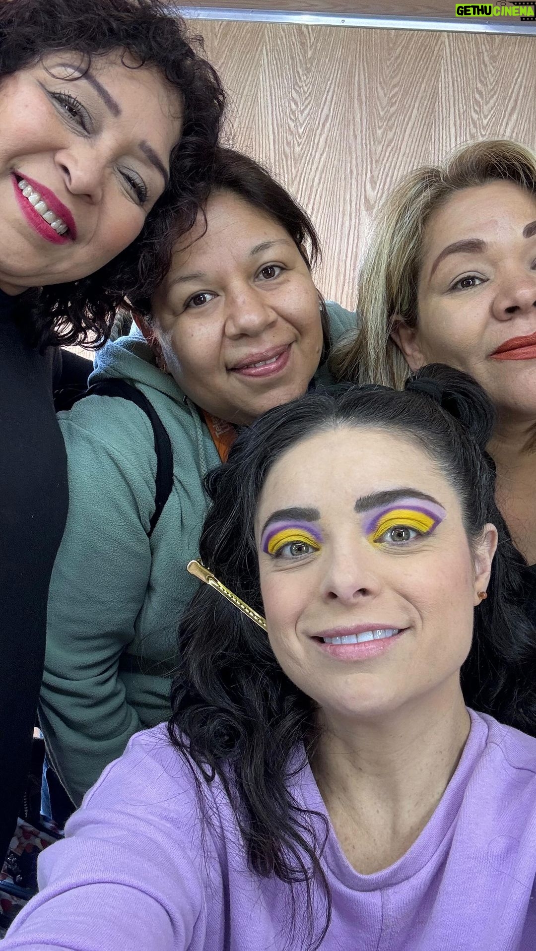 Violeta Isfel Instagram - Feliz con mi equipo de maquillaje y peinado a punto de grabar @principebarriof y luego corro al #concierto en la @arenacdmx Les platico todas las buenas noticias de @2000sxsiempre y @lagunillamb_ #Violetaisfel #coleccionandoexperiencias #concierto #teatro Mexico City, Mexico
