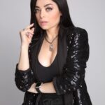Violeta Isfel Instagram - Simplemente Yo, sintiendo inmensa gratitud. ¿Qué título le pondrías a cada foto? #violetaisfel #mujer #coleccionandoexperiencias #negro #natural Excelente sesión gracias a @oscarponcemx y @2000sxsiempre #maquillaje Yo #outfit Yo México