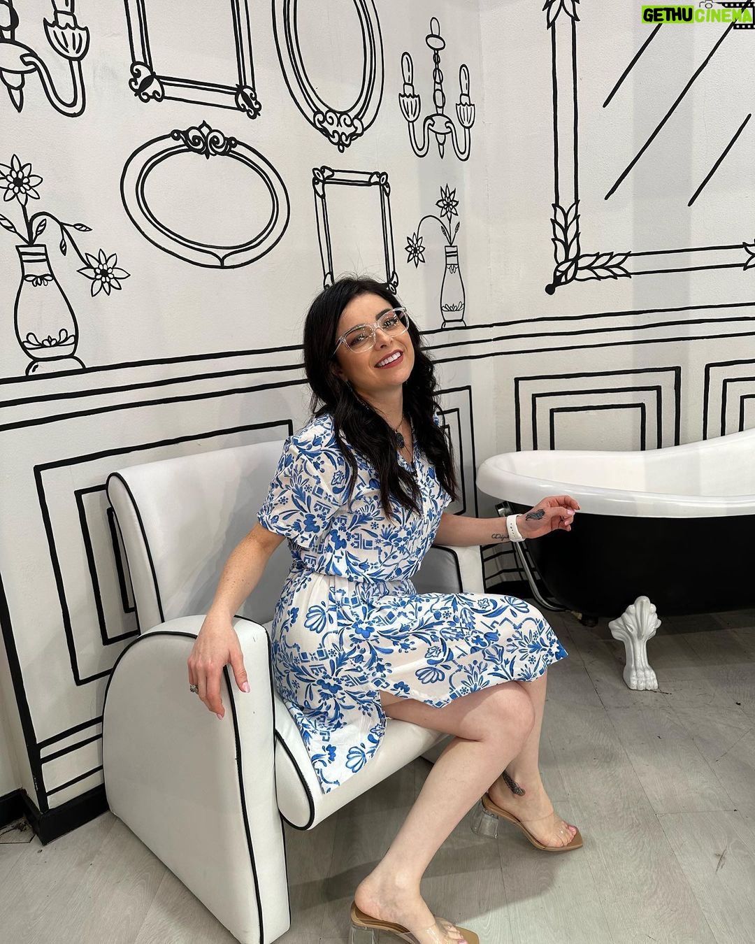 Violeta Isfel Instagram - ¡Heeey mis amoreeees! Hoy Soy la conductora invitada del @programahoy que sigue celebrando sus 25 años. Es un honor formar parte de esta hermosa familia.😍 Gracias @andy___rodriguez por la invitación. 😘 Disfrute mucho reencontrándome con mis hermanitos de @lasestrellasbailanenhoy @tonitamusic1 @oscarmedellin_ @jennygarciaoficial @mariapiasanz y la maestra @ema_pulido_ los adoro 🫶🏻 Que honor coincidir maestro @jojojorgefalconoficial y escuchar sus felicitaciones por mi trabajo, me llevo sus palabras en el ❤️ Gracias @andrealegarreta @galileamontijo #ArathDeLaTorre @negroaraiza @carlos_arenastv por recibirme con tanto cariño en su programa 🥰 Si logran ver el programa porfis cuéntenme ¿Qué tal lo hice? #violetaisfel #conductora por #undia #mujer #coleccionandoexperiencias Televisa San Ángel