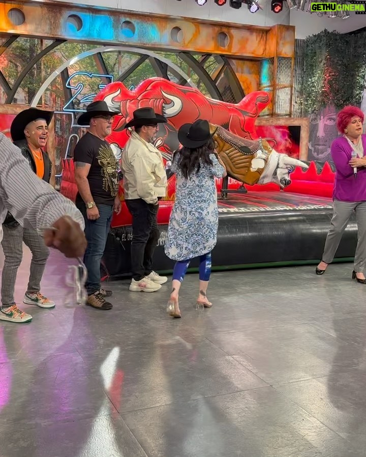Violeta Isfel Instagram - ¡Heeey mis amoreeees! Hoy Soy la conductora invitada del @programahoy que sigue celebrando sus 25 años. Es un honor formar parte de esta hermosa familia.😍 Gracias @andy___rodriguez por la invitación. 😘 Disfrute mucho reencontrándome con mis hermanitos de @lasestrellasbailanenhoy @tonitamusic1 @oscarmedellin_ @jennygarciaoficial @mariapiasanz y la maestra @ema_pulido_ los adoro 🫶🏻 Que honor coincidir maestro @jojojorgefalconoficial y escuchar sus felicitaciones por mi trabajo, me llevo sus palabras en el ❤️ Gracias @andrealegarreta @galileamontijo #ArathDeLaTorre @negroaraiza @carlos_arenastv por recibirme con tanto cariño en su programa 🥰 Si logran ver el programa porfis cuéntenme ¿Qué tal lo hice? #violetaisfel #conductora por #undia #mujer #coleccionandoexperiencias Televisa San Ángel