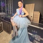 Violeta Isfel Instagram - Adoro poder ser también esta versión de mi, la que sube al escenario para dar un #concieto, sintiéndome toda una súper star. Y logro verme así gracias a mi súper equipo de maquillaje y peinado en @2000sxsiempre Maquillaje, de la extraordinaria @pamloyolamua Peinado del mejor @orlando_makeup ¡Son lo máximo! ¿Qué fotito te gustó más, 1, 2, 3 o 4? #violetaisfel #azul #morado #mujer Para quienes preguntan donde compré mis botas, aquí les dejo el perfil @diamondshoesmx ¿Te gustó mi #maquillaje 💄 y #peinado 💁🏻‍♀️? Auditorio La Isla Mérida