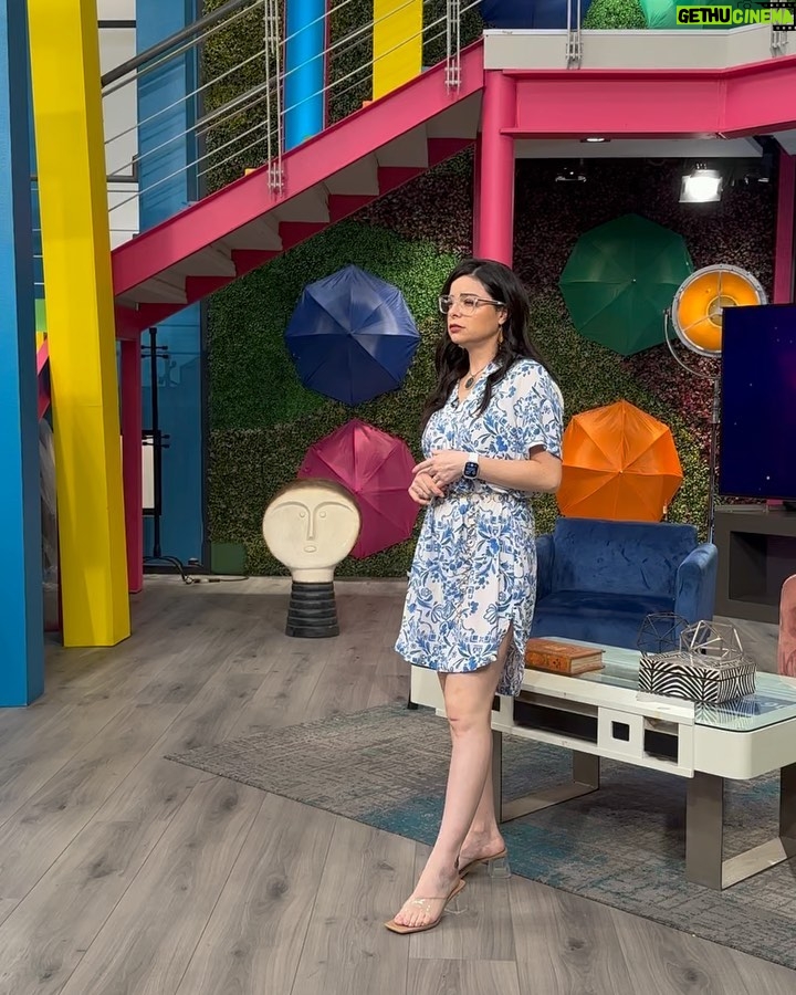 Violeta Isfel Instagram - ¡Heeey mis amoreeees! Hoy Soy la conductora invitada del @programahoy que sigue celebrando sus 25 años. Es un honor formar parte de esta hermosa familia.😍 Gracias @andy___rodriguez por la invitación. 😘 Disfrute mucho reencontrándome con mis hermanitos de @lasestrellasbailanenhoy @tonitamusic1 @oscarmedellin_ @jennygarciaoficial @mariapiasanz y la maestra @ema_pulido_ los adoro 🫶🏻 Que honor coincidir maestro @jojojorgefalconoficial y escuchar sus felicitaciones por mi trabajo, me llevo sus palabras en el ❤️ Gracias @andrealegarreta @galileamontijo #ArathDeLaTorre @negroaraiza @carlos_arenastv por recibirme con tanto cariño en su programa 🥰 Si logran ver el programa porfis cuéntenme ¿Qué tal lo hice? #violetaisfel #conductora por #undia #mujer #coleccionandoexperiencias Televisa San Ángel