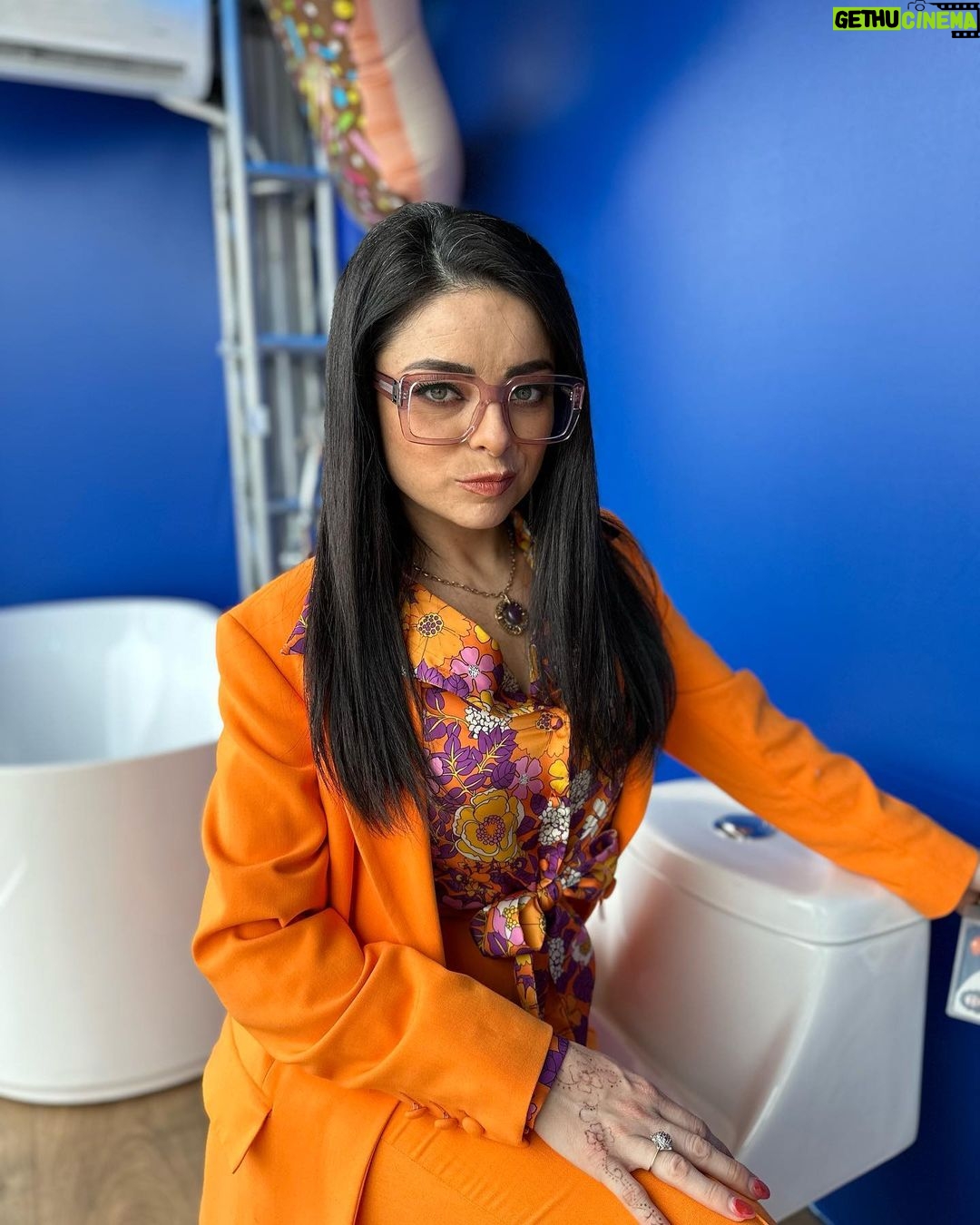 Violeta Isfel Instagram - ¿Cómo me vería en @lacasadelosfamososmx? ¿Te imaginas? Subimos a la mini casita de los famosos en #televisa un día que @albertanoficial y yo promocionamos @principebarriof tenia las fotos y no te las había compartido. ¿Que foto te gusto más? #violetaisfel #lacasadelosfamososmx Televisa San Ángel
