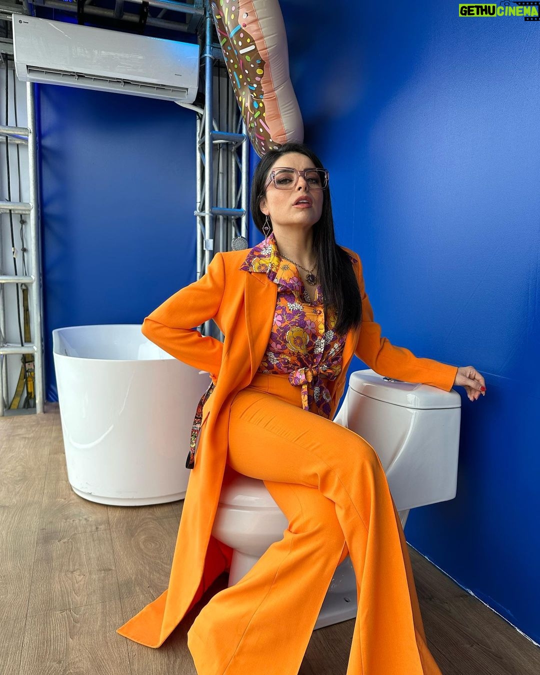 Violeta Isfel Instagram - ¿Cómo me vería en @lacasadelosfamososmx? ¿Te imaginas? Subimos a la mini casita de los famosos en #televisa un día que @albertanoficial y yo promocionamos @principebarriof tenia las fotos y no te las había compartido. ¿Que foto te gusto más? #violetaisfel #lacasadelosfamososmx Televisa San Ángel