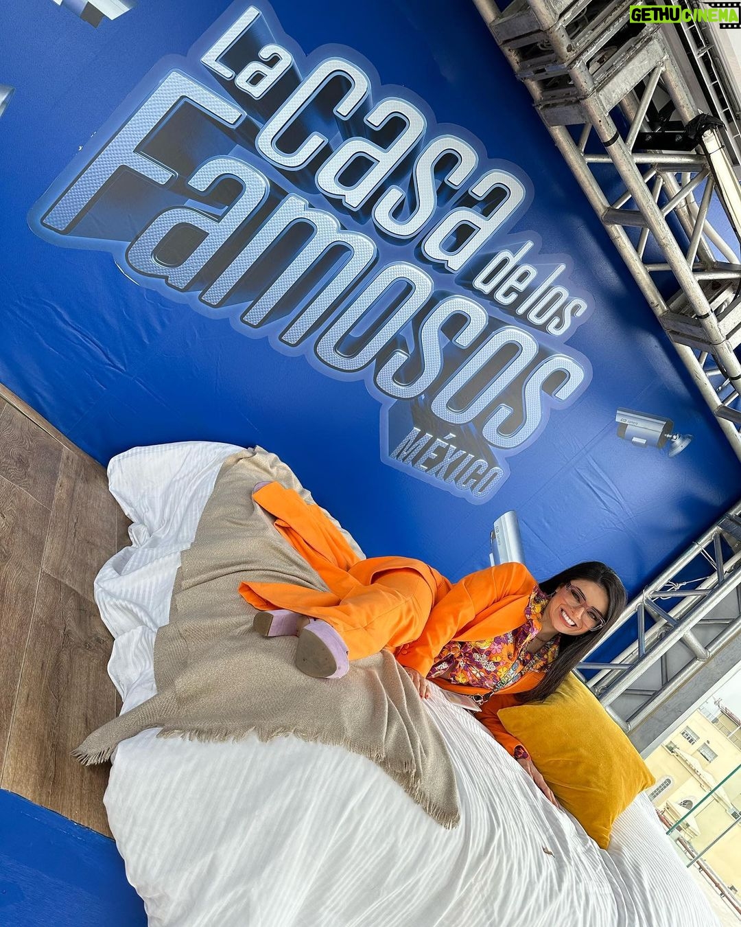 Violeta Isfel Instagram - ¿Cómo me vería en @lacasadelosfamososmx? ¿Te imaginas? Subimos a la mini casita de los famosos en #televisa un día que @albertanoficial y yo promocionamos @principebarriof tenia las fotos y no te las había compartido. ¿Que foto te gusto más? #violetaisfel #lacasadelosfamososmx Televisa San Ángel