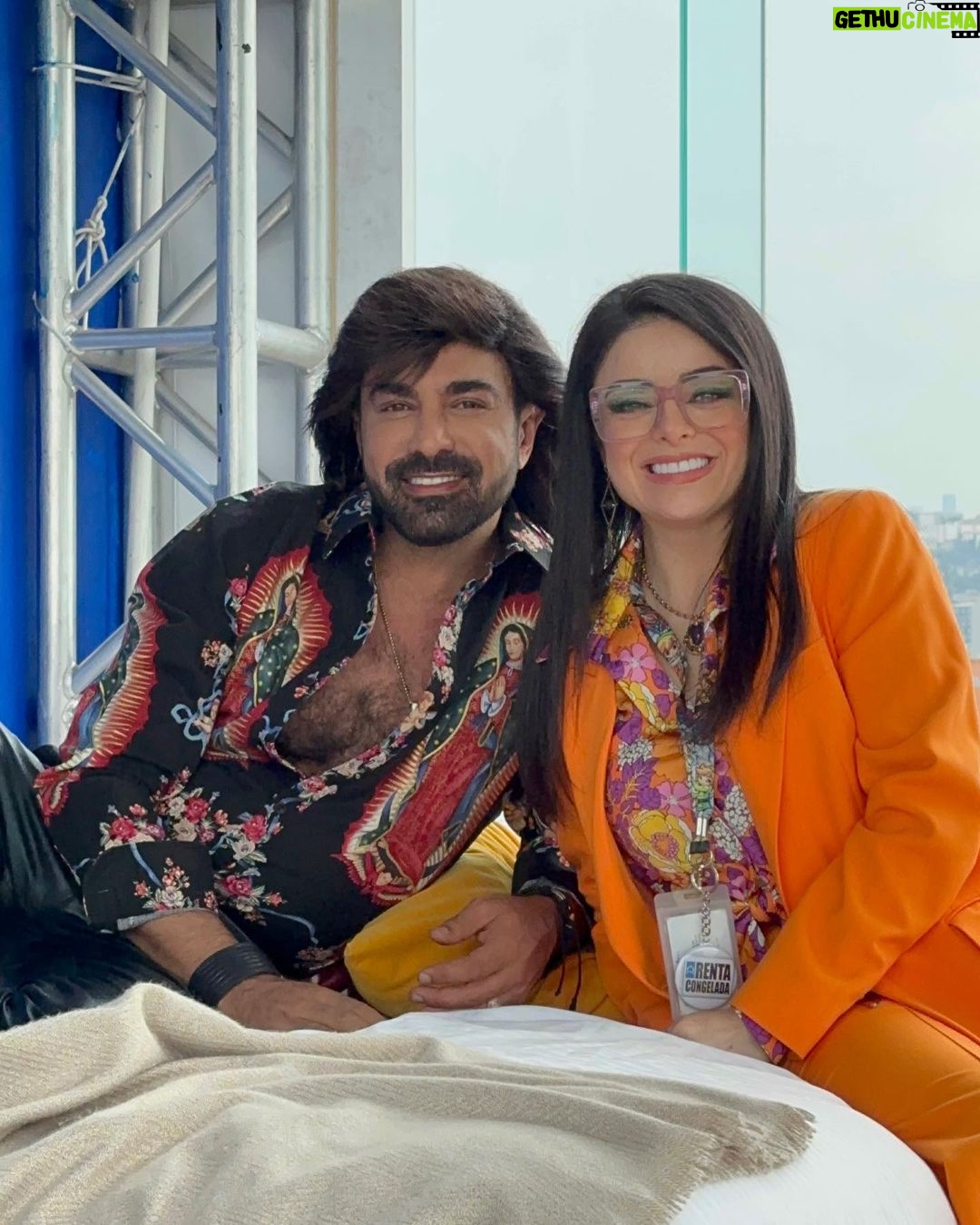 Violeta Isfel Instagram - ¿Cómo me vería en @lacasadelosfamososmx? ¿Te imaginas? Subimos a la mini casita de los famosos en #televisa un día que @albertanoficial y yo promocionamos @principebarriof tenia las fotos y no te las había compartido. ¿Que foto te gusto más? #violetaisfel #lacasadelosfamososmx Televisa San Ángel