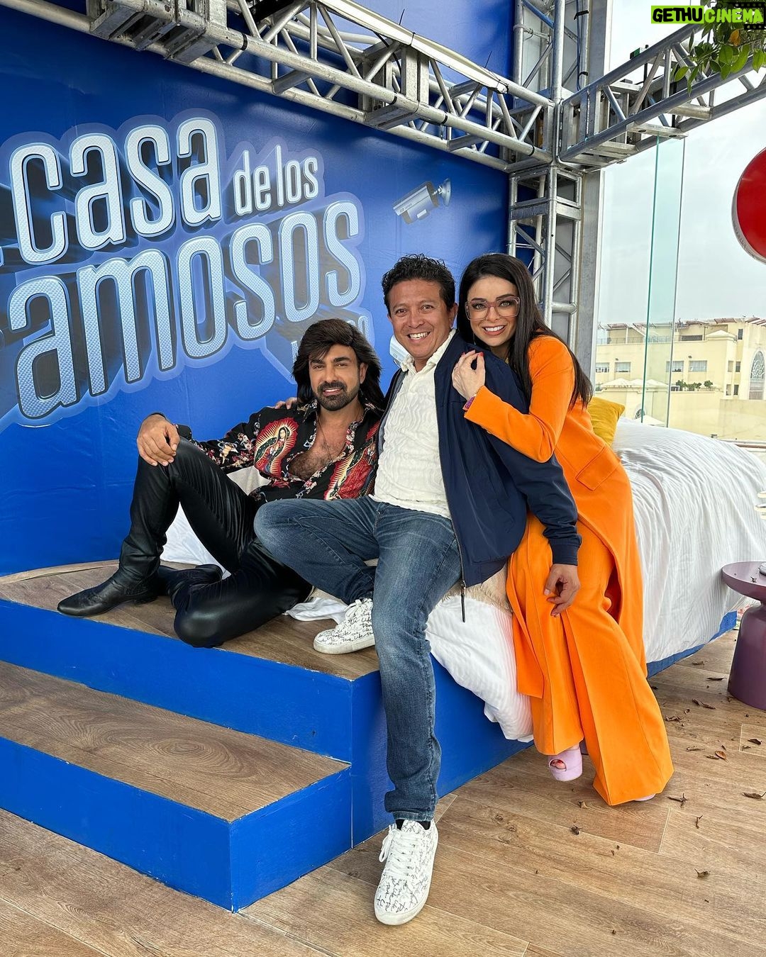 Violeta Isfel Instagram - ¿Cómo me vería en @lacasadelosfamososmx? ¿Te imaginas? Subimos a la mini casita de los famosos en #televisa un día que @albertanoficial y yo promocionamos @principebarriof tenia las fotos y no te las había compartido. ¿Que foto te gusto más? #violetaisfel #lacasadelosfamososmx Televisa San Ángel