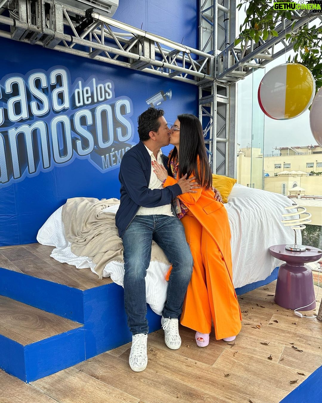 Violeta Isfel Instagram - ¿Cómo me vería en @lacasadelosfamososmx? ¿Te imaginas? Subimos a la mini casita de los famosos en #televisa un día que @albertanoficial y yo promocionamos @principebarriof tenia las fotos y no te las había compartido. ¿Que foto te gusto más? #violetaisfel #lacasadelosfamososmx Televisa San Ángel