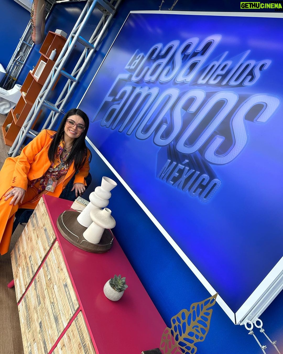 Violeta Isfel Instagram - ¿Cómo me vería en @lacasadelosfamososmx? ¿Te imaginas? Subimos a la mini casita de los famosos en #televisa un día que @albertanoficial y yo promocionamos @principebarriof tenia las fotos y no te las había compartido. ¿Que foto te gusto más? #violetaisfel #lacasadelosfamososmx Televisa San Ángel