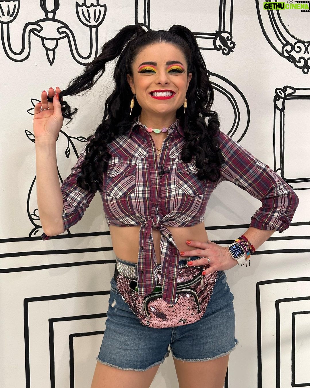 Violeta Isfel Instagram - Te presento a #Polly Mi nuevo personaje en @principebarriof Ella es una mujer emprendedora orgullosa vendedora de tamales 🫔 🫔 🫔 en “Lomas de Chapaltepec” pueblo mágico a las afueras de la CDMX. Enamorada de #albertanosantacruz es un poquito tóxica, pero divertida. No te la puedes perder, encendiendo tu pantalla todos los #Domingos 🕢 7:30pm en #ElPríncipeDelBarrio por el @canalestrellas ¿Ya la conoces? #VioletaIsfel Televisa San Ángel