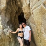 Violeta Isfel Instagram - #tbt Mi esposhito @rb7802 me rapto hace unas semanas a #loscabos. Él no conocía este hermoso lugar, me encanto poder compartir juntos momentos maravillosos. Gracias amor por este regalo de cumpleaños, siempre estar al pendiente de mi y recordarme que el descanso es muy importante #teamo ¿Conoces #loscabosmexico? ¿Que es lo que más te gusta? #VioletaIsfel #esposos #vacaciones Arco do Cabo San Lucas