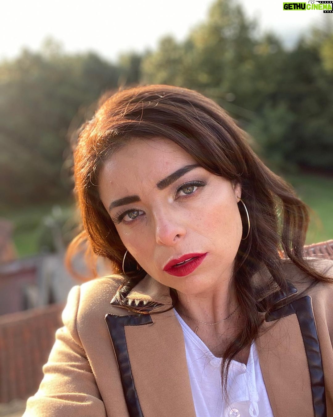 Violeta Isfel Instagram - ¡Heeeey mis amoreeeees! Soy la más feliz de por fin poder presentarles a “LA BABY” mi personaje en #ElJuniorLaSerie El capítulo se estrena mañana 🗓️#martes 📺 @distritocomedia 🕘 9pm Enciende tu televisión, disfrútalo y estaré esperando sus comentarios. #violetaisfel #actriz #comedia #serie #television Televisa San Ángel