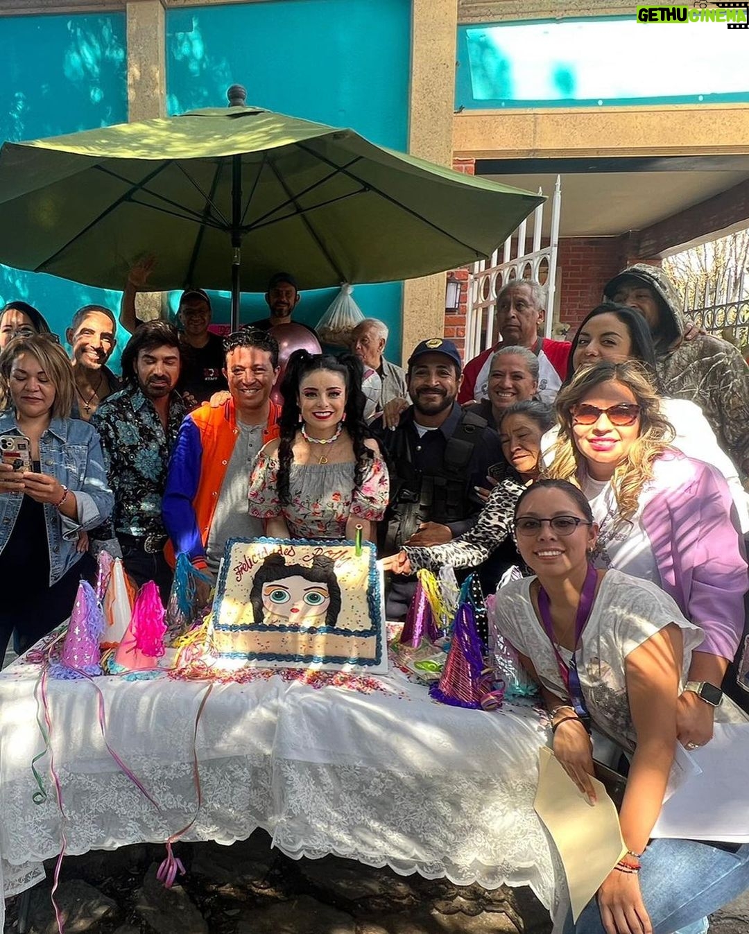 Violeta Isfel Instagram - Así celebramos mi precumpleaños en las grabaciones de #ElPríncipeDelBarrio Gracias jefa @maria.nogueron a todo el staff y produccion, por compartir esta gran aventura juntos, pero sobre todo gracias por hacerme sentir tan amada ♥️ ¡FELIZ CUMPLEAÑOS A MI 🎂! #violetaisfel #cumpleaños Mexico City, Mexico