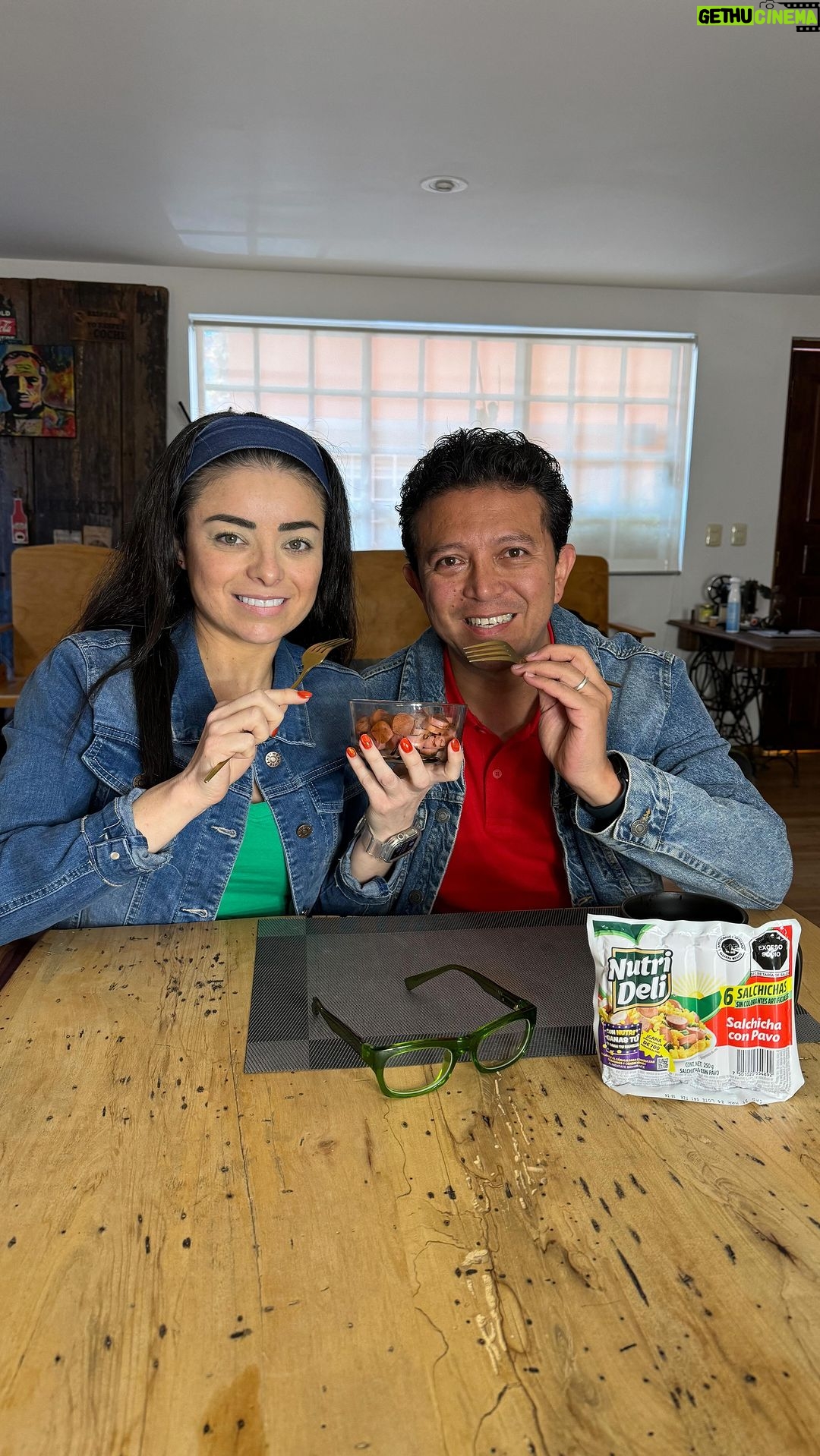 Violeta Isfel Instagram - Después de un día lago de trabajo, llegar a casa y consentir a mi familia con una de mis especialidades “Salchichas con jugo y limón”, obviamente con mis salchichas favoritas #NUTRIDELI, ¡No tiene precio! Consiente a tu familia con NUTRIDELI es fácil de encontrar en tu super favorito o cualquier tiendita de la esquina. #Publicidad #ALIMENTATESANAMENTE Mexico City, Mexico