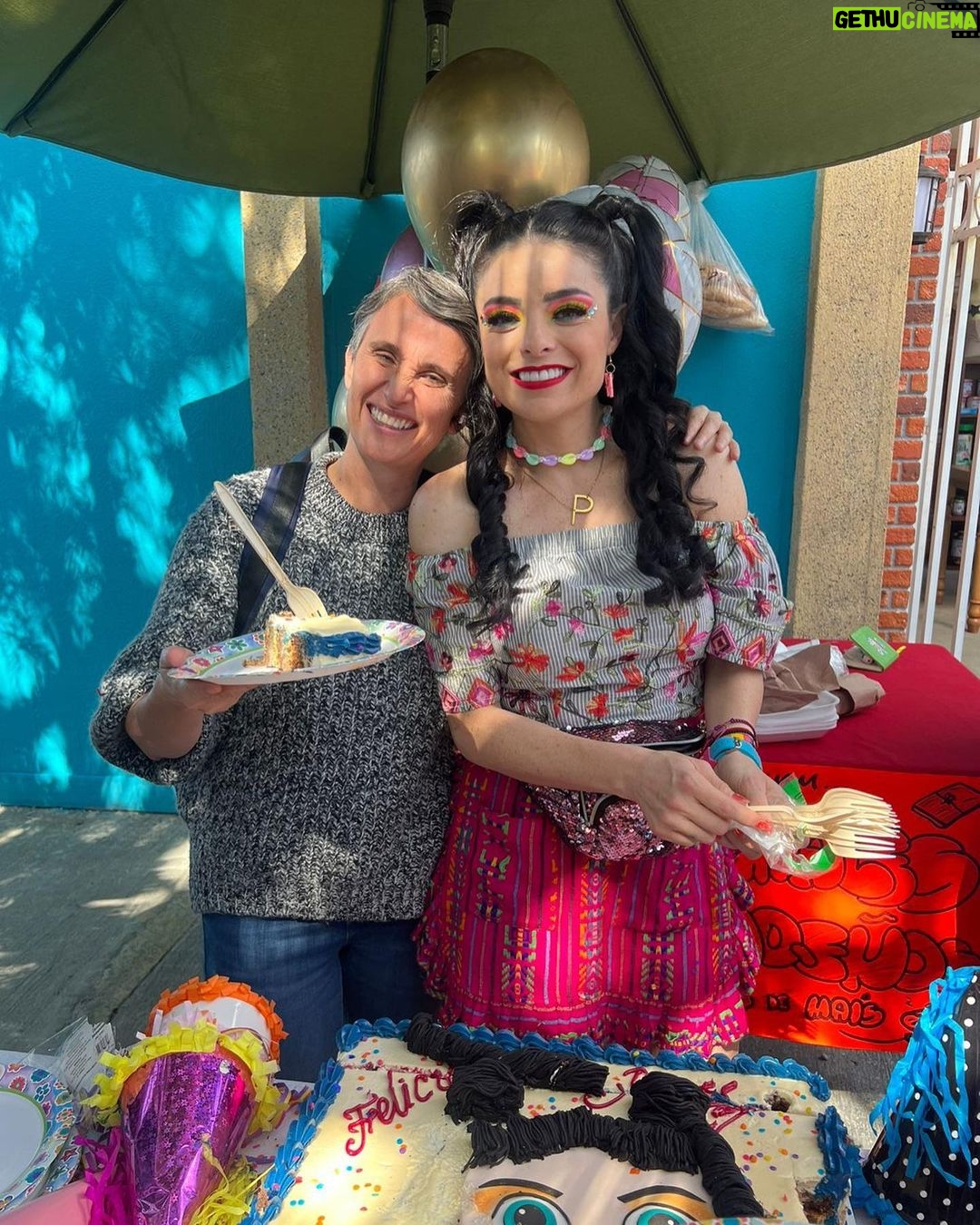Violeta Isfel Instagram - Así celebramos mi precumpleaños en las grabaciones de #ElPríncipeDelBarrio Gracias jefa @maria.nogueron a todo el staff y produccion, por compartir esta gran aventura juntos, pero sobre todo gracias por hacerme sentir tan amada ♥️ ¡FELIZ CUMPLEAÑOS A MI 🎂! #violetaisfel #cumpleaños Mexico City, Mexico