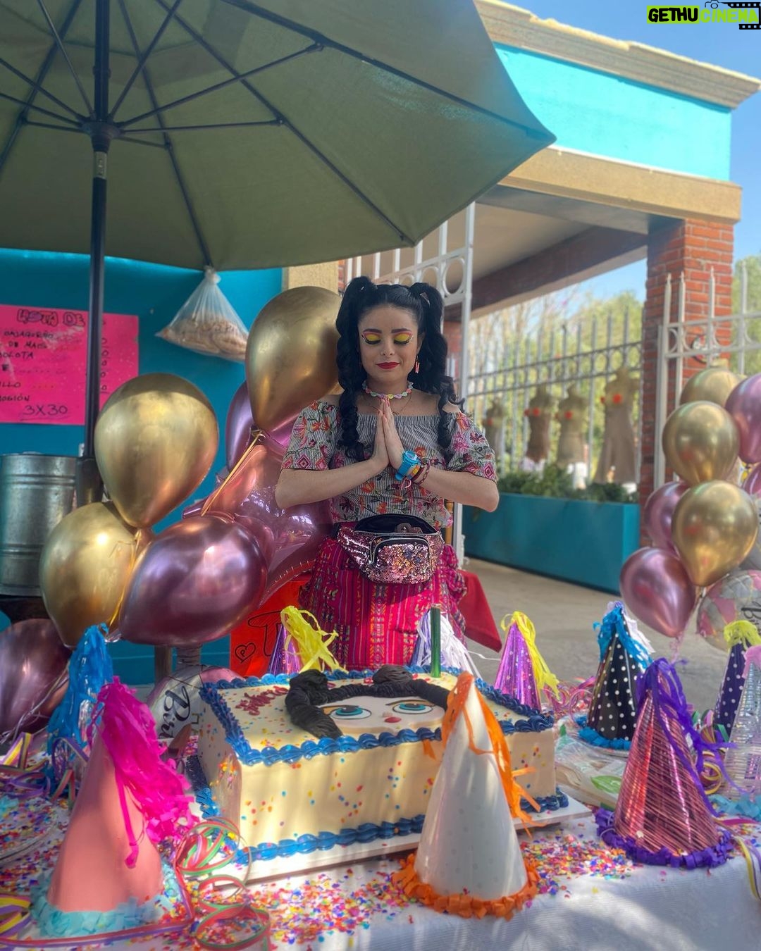 Violeta Isfel Instagram - Así celebramos mi precumpleaños en las grabaciones de #ElPríncipeDelBarrio Gracias jefa @maria.nogueron a todo el staff y produccion, por compartir esta gran aventura juntos, pero sobre todo gracias por hacerme sentir tan amada ♥️ ¡FELIZ CUMPLEAÑOS A MI 🎂! #violetaisfel #cumpleaños Mexico City, Mexico