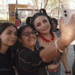Violeta Isfel Instagram - Nos aventuramos con Rita a Coyoacán🎺🤹🏻‍♀️, donde hicimos diferentes retos y repartimos boletos para “Lagunilla, mi barrio”🎟️. ¿Qué mercado o lugar sugerirías para nuestra próxima salida? ✨🍻#AventuraConRita #rolandoconlarita #coyoacan
