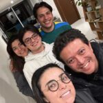 Violeta Isfel Instagram - @omar.isfel hijo #teamo ❤️ muchísimo, quiero que sepas que estoy muy orgullosa de ti y todo lo que cada día vas logrando. Todo siempre es mejor en Familia, los amo mucho familia @charlypinedajr @rb7802 @adriiachvz @omar.isfel Espero que la divinidad nos permita seguir compartiendo y creciendo juntos por muchos años y vidas más. (Omar me pidió que les dijera que aún está estudiando, que aún no está tocando como a él le gustaría, pero está en el camino para lograrlo). #violetaisfel #familia #amor #musica #hijo Mexico City, Mexico