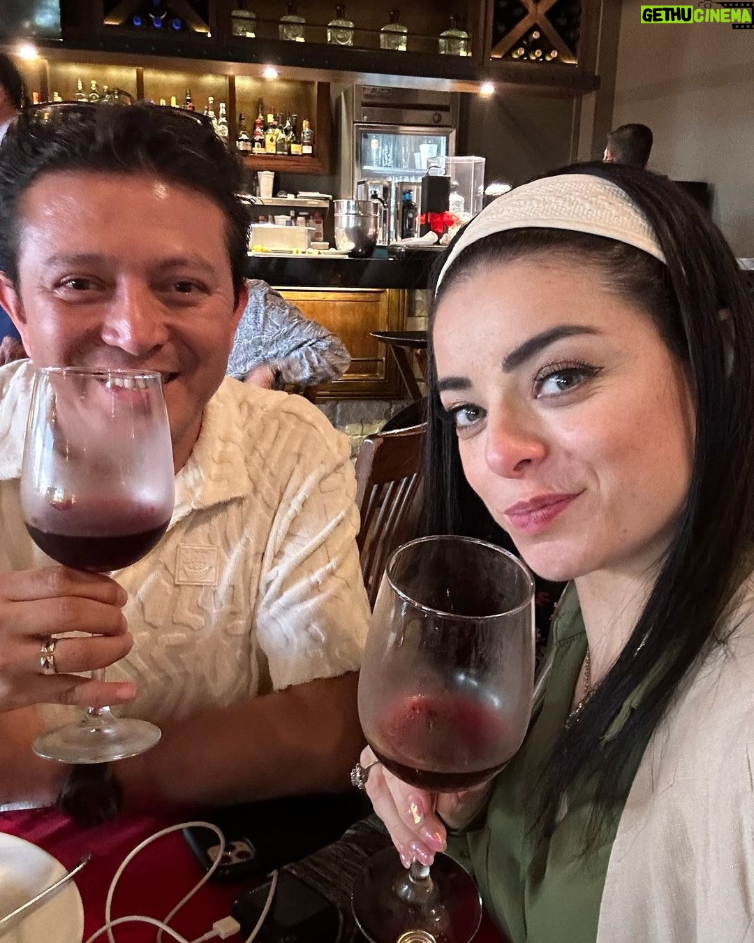 Violeta Isfel Instagram - #tbt este 23 de Marzo cumplimos 4 años de casados amor y lo único que tengo para ti además del gran amor incondicional que siento por ti en GRATITUD. La plenitud, dicha y amor consiente que vivo hoy, no lo hubiera podido lograr sin tu apoyo, sin tu disposición, entrega en cada prueba que la vida nos a puesto en estos 4 años. Gracias por hacerme sentir tan amada de tan múltiples formas. Espero que la vida nos permita seguir superando las pruebas que vengan juntos, amándonos como hasta ahora y más. A tu lado lo puedo todo. Amo el gran equipo qué somos juntos. GRACIAS ESPOSHITO @rb7802 TE AMO 🥰 ❤️ SÓLO HOY TE ELIJO Gracias por ser y compartir mi eterno presente. 🎉¡FELIZ 4º ANIVERSARIO!🎊 #violetaisfel #esposos #aniversario #teamo #monterrey #vino Monterrey, Nuevo Leon, Mexico