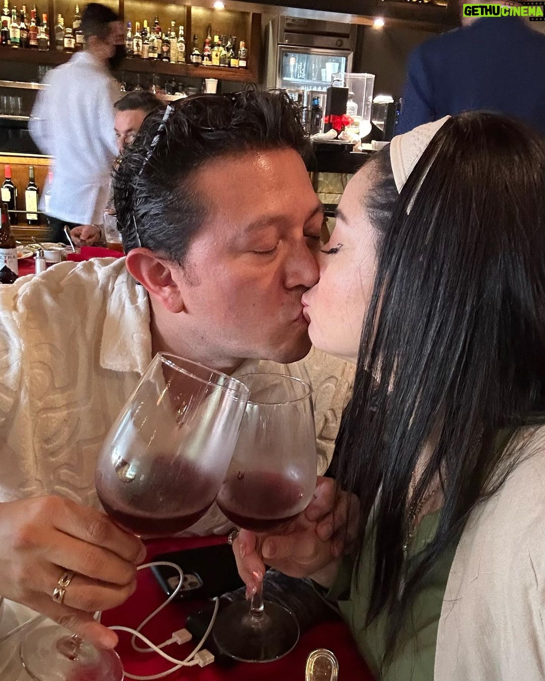 Violeta Isfel Instagram - #tbt este 23 de Marzo cumplimos 4 años de casados amor y lo único que tengo para ti además del gran amor incondicional que siento por ti en GRATITUD. La plenitud, dicha y amor consiente que vivo hoy, no lo hubiera podido lograr sin tu apoyo, sin tu disposición, entrega en cada prueba que la vida nos a puesto en estos 4 años. Gracias por hacerme sentir tan amada de tan múltiples formas. Espero que la vida nos permita seguir superando las pruebas que vengan juntos, amándonos como hasta ahora y más. A tu lado lo puedo todo. Amo el gran equipo qué somos juntos. GRACIAS ESPOSHITO @rb7802 TE AMO 🥰 ❤️ SÓLO HOY TE ELIJO Gracias por ser y compartir mi eterno presente. 🎉¡FELIZ 4º ANIVERSARIO!🎊 #violetaisfel #esposos #aniversario #teamo #monterrey #vino Monterrey, Nuevo Leon, Mexico