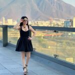 Violeta Isfel Instagram - Que orgullosa me siento de ser mexicana 🇲🇽 Gracias por tanto cariño #monterrey Disfrute cada momento y esta hermosa vista de su emblemático #cerrodelasilla ¿Qué foto te gusto más? ¿Ya conoces Monterrey? #violetaisfel #vestido #negro #tacones #lentes Escenario GNP Seguros