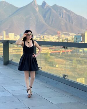 Violeta Isfel Instagram - Que orgullosa me siento de ser mexicana 🇲🇽 
Gracias por tanto cariño #monterrey 
Disfrute cada momento y esta hermosa vista de su emblemático #cerrodelasilla 

¿Qué foto te gusto más? 
¿Ya conoces Monterrey? 

#violetaisfel #vestido #negro #tacones #lentes