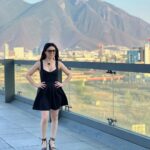 Violeta Isfel Instagram - Que orgullosa me siento de ser mexicana 🇲🇽 Gracias por tanto cariño #monterrey Disfrute cada momento y esta hermosa vista de su emblemático #cerrodelasilla ¿Qué foto te gusto más? ¿Ya conoces Monterrey? #violetaisfel #vestido #negro #tacones #lentes Escenario GNP Seguros