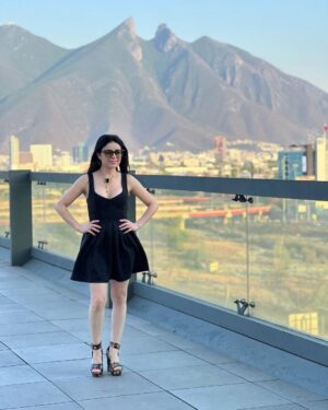 Violeta Isfel Instagram - Que orgullosa me siento de ser mexicana 🇲🇽 
Gracias por tanto cariño #monterrey 
Disfrute cada momento y esta hermosa vista de su emblemático #cerrodelasilla 

¿Qué foto te gusto más? 
¿Ya conoces Monterrey? 

#violetaisfel #vestido #negro #tacones #lentes
